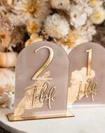 Numery na stół Akryl numerki na stół weselny, akrylowe numery na stół weselny, złoty numerek na stoły weselne, numeracja stolow na weselu, eleganckie numerki na stol weselny19