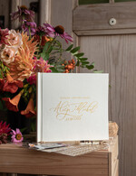 Księgi wpisów gości glamour ksiega pamiątkowa na wpisy gości weselnych, złocone imiona i data ślubu, ręcznie wypisywana okładka w księdze 11