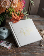 Księgi wpisów gości glamour ksiega pamiątkowa na wpisy gości weselnych, złocone imiona i data ślubu, ręcznie wypisywana okładka w księdze 12