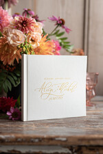 Księgi wpisów gości glamour ksiega pamiątkowa na wpisy gości weselnych, złocone imiona i data ślubu, ręcznie wypisywana okładka w księdze 3