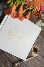 Księgi wpisów gości glamour ksiega pamiątkowa na wpisy gości weselnych, złocone imiona i data ślubu, ręcznie wypisywana okładka w księdze 8