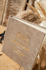 Księgi wpisów gości welurowe album ślubny personalizowany i księga gości weselnych w jednym, księga wpisów gości cappuccino złote napisy 10