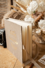 Księgi wpisów gości welurowe album ślubny personalizowany i księga gości weselnych w jednym, księga wpisów gości cappuccino złote napisy 4