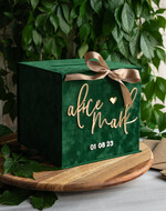 Pudełko na koperty  glamour Personalizowana zielona welurowa kopertówka ze złotymi napisami, ciemnozielony cieniowany welur, pudełko na koperty, pomysł na pudełko na pieniądze podczas wesela3