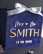 Pudełko na koperty  glamour Granatowe welurowa kopertówka ze złotymi napisami, granatowy cieniowany welur, pudełko na koperty złote napisy, kopertowka z weluru w stylu glamour6