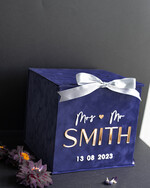 Pudełko na koperty  glamour Granatowe welurowa kopertówka ze złotymi napisami, granatowy cieniowany welur, pudełko na koperty złote napisy, kopertowka z weluru w stylu glamour5