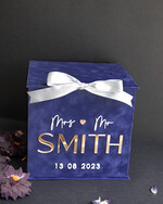 Pudełko na koperty  glamour Granatowe welurowa kopertówka ze złotymi napisami, granatowy cieniowany welur, pudełko na koperty złote napisy, kopertowka z weluru w stylu glamour1