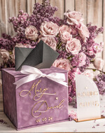 Pudełko na koperty  glamour Aksamitna welurowa kopertówka ze złotymi napisami, lawendowy cieniowany welur, pudełko na koperty, fioletowa kopertówka na koperty od gosci weselnych 0