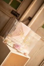 Pudełko na koperty  glamour przezroczysta skrzynka na koperty ślubne akrylowe pudełko box na kartki ślubne złote napisy imiona 16