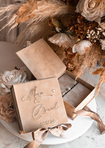 Pudełka Szkatułki na Obrączki glamour welurowa szkatułka na obrączki wasze imiona i data, welurowe pudełko na obrączki ślubne, eleganckie aksamitne pudełko na obrączki ze złotymi napisami, wesele glamour3