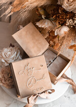 Pudełka Szkatułki na Obrączki glamour welurowa szkatułka na obrączki wasze imiona i data, welurowe pudełko na obrączki ślubne, eleganckie aksamitne pudełko na obrączki ze złotymi napisami, wesele glamour6