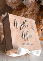 Pudełka Szkatułki na Obrączki glamour elegancka szkatułka na obrączki wasze imiona i data, welurowe pudełko na obrączki ślubne, eleganckie aksamitne pudełko na obrączki ze złotymi napisami1