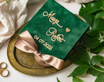 Pudełka Szkatułki na Obrączki glamour zielone welurowe pudełko na obrączki ślubne, eleganckie aksamitne pudełko na obrączki ze złotymi napisami,  zielona welurowa szkatułka na obrączki wasze imiona 0