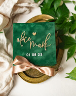 Pudełka Szkatułki na Obrączki glamour zielona welurowa szkatułka na obrączki wasze imiona i data, welurowe pudełko na obrączki ślubne, eleganckie aksamitne pudełko na obrączki ze złotymi napisami0