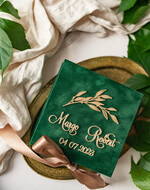 Pudełka Szkatułki na Obrączki glamour zielona welurowa szkatułka na obrączki wasze imiona i data, welurowe pudełko na obrączki ślubne, eleganckie aksamitne pudełko na obrączki ze złotymi napisami4