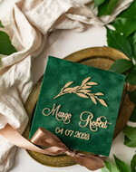 Pudełka Szkatułki na Obrączki glamour zielona welurowa szkatułka na obrączki wasze imiona i data, welurowe pudełko na obrączki ślubne, eleganckie aksamitne pudełko na obrączki ze złotymi napisami3