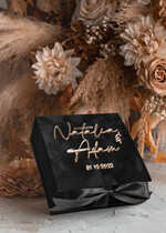 Pudełka Szkatułki na Obrączki glamour czarna welurowa szkatułka na obrączki wasze imiona i data, welurowe pudełko na obrączki ślubne, eleganckie aksamitne pudełko na obrączki ze złotymi napisami14