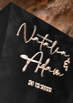 Pudełka Szkatułki na Obrączki glamour czarna welurowa szkatułka na obrączki wasze imiona i data, welurowe pudełko na obrączki ślubne, eleganckie aksamitne pudełko na obrączki ze złotymi napisami13