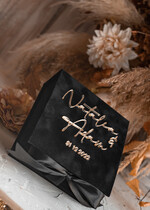 Pudełka Szkatułki na Obrączki glamour czarna welurowa szkatułka na obrączki wasze imiona i data, welurowe pudełko na obrączki ślubne, eleganckie aksamitne pudełko na obrączki ze złotymi napisami12