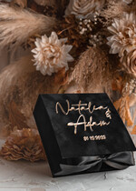 Pudełka Szkatułki na Obrączki glamour czarna welurowa szkatułka na obrączki wasze imiona i data, welurowe pudełko na obrączki ślubne, eleganckie aksamitne pudełko na obrączki ze złotymi napisami3