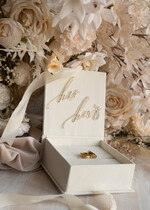 Pudełka Szkatułki na Obrączki glamour piękne welurowe pudełeczko na obrączki ślubne, złote napisy na pudełeczku, welurowa szkatułka na obrączki, aksamitne pudełeczko na obrączki w kolorze ecru1