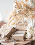 Pudełka Szkatułki na Obrączki glamour pudełko na obrączki ślubne wasze imiona i dataszkatułka na obrączki wasze imiona i data, welurowe pudełko na obrączki ślubne, eleganckie aksamitne pudełko na obrączki ze złotymi napisami, wesele glamour1