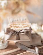 Pudełka Szkatułki na Obrączki glamour pudełko na obrączki ślubne wasze imiona i dataszkatułka na obrączki wasze imiona i data, welurowe pudełko na obrączki ślubne, eleganckie aksamitne pudełko na obrączki ze złotymi napisami, wesele glamour3