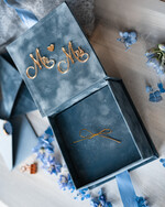 Pudełka Szkatułki na Obrączki glamour welurowa szkatułka na obrączki wasze imiona i data, welurowe pudełko na obrączki ślubne, eleganckie aksamitne pudełko na obrączki ze złotymi napisami3