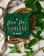 Pudełka Szkatułki na Obrączki glamour zielona welurowa szkatułka na obrączki wasze imiona i data, welurowe pudełko na obrączki ślubne, eleganckie aksamitne pudełko na obrączki ze złotymi napisami3