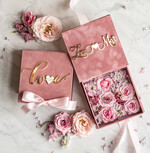 Pudełka Szkatułki na Obrączki glamour szkatułka na obrączki wasze imiona i data, welurowe pudełko na obrączki ślubne, eleganckie aksamitne pudełko na obrączki ze złotymi napisami, wesele glamour1