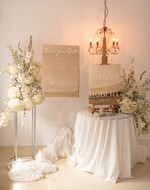 Plany stołów złote na lustrze  Tablica powitalna slubna glamour, elegancka na złotym lustrze plansza powitanie gości na Wesele, rama powitanie na weselu tlansza powitalna na złotym lustrze5