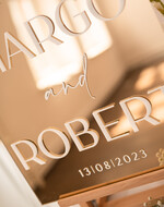 Plany stołów złote na lustrze  Tablica powitalna slubna glamour, elegancka na złotym lustrze plansza powitanie gości na Wesele, rama powitanie na weselu tlansza powitalna na złotym lustrze1