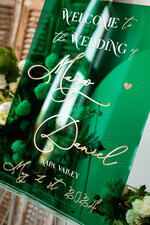 Plany stołów na pleksie - akryl Tablica powitalna slubna glamour, elegancka powitalna plansza ze złotymi literami, rama powitanie na weselu plansza powitalna na pleksie ze zlotymi literami1