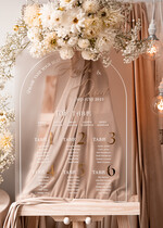 Plany stołów na pleksie - akryl Satynowa Tablica Plan stołów glamour, elegancki plan stołów ze złotymi literami, plan usadzenia gości na weselu plansza powitalna na satynowej pleksie0