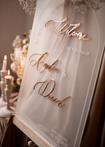 Plany stołów na pleksie - akryl Tablica powitalna slubna glamour, elegancka powitalna plansza ze złotymi literami, rama powitanie na weselu plansza powitalna na pleksie ze zlotymi literami6