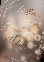 Plany stołów na pleksie - akryl Tablica powitalna slubna glamour, elegancka powitalna plansza ze złotymi literami, rama powitanie na weselu plansza powitalna na pleksie ze zlotymi literami4