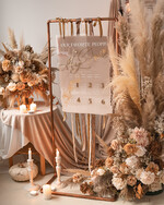 Plany stołów na pleksie - akryl Beżowy Plan Stołów z pleksi, Tablica z rozmieszczeniem gości na weselu, elegancka powitalna plansza ze złotymi literami, rama plan stołów 7