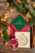 Kartki świąteczne z logo firmy z magnesem lub zawieszką na choinkę kartki świąteczne dla firm Drewniana bombka zawieszka na choinke z Logo firmy świateczna kartka firmowa bombka1