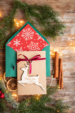 Kartki świąteczne z logo firmy z magnesem lub zawieszką na choinkę kartki świąteczne dla firmy z logo kartki z drewnianą bombką   kartki świąteczne dla firm Drewniana bombka zawieszka na choinke0