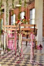 Dekoracje Sali weselnej/Dodatki do Zdjęć tabliczki z napisami  akcesoria ślubne, drewniane napisy na krzesła Pary Młodej z ozdobnymi wstążkami 0