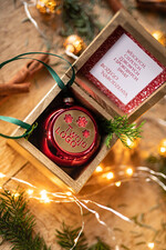 Prezenty oferta dla Firm drobne prezenty dla firm Prezent Biznesowy Na Święta z Logo Ekskluzywna Bombka z logo na choinkę z Logo Firmy , życzenia zapakowane w  drewniane pudełko 1