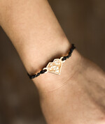 prezenty dla niej bransoletki szczęścia  bransoletka drewniana na sznurku - serduszko geometryczne z drewna - pomysł na prezent dla niej 1