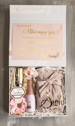 Prezenty dla świadków boxy prezentowe dla Świadkowej, prośba o świadkowanie  prezent dla druhny, pomysł na prezent dla świadkowej, Box prezentowy dla świadkowej z różowym szlafrokiem, zestaw prezentowy dla druhny15