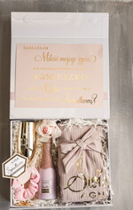 Prezenty dla świadków boxy prezentowe dla Świadkowej, prośba o świadkowanie  prezent dla druhny, pomysł na prezent dla świadkowej, Box prezentowy dla świadkowej z różowym szlafrokiem, zestaw prezentowy dla druhny4