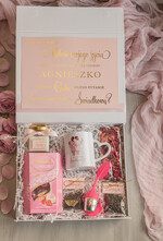 Prezenty dla świadków boxy prezentowy dla Świadkowej, prośba o świadkowanie  pomysł na prośbę o świadkowanie, prezent dla świadkowej zestaw kosmetyków, kubek dla świadkowej, box prezentowy dla świadkowej i druhny0