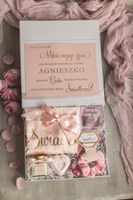 Prezenty dla świadków boxy prezentowe dla Świadkowej, prośba o świadkowanie  Praktyczny i przydatny Box prezentowy dla świadkowej z kosmetykami i szlafrokiem, prezent dla druhny, prośba o świadkowanie pudelko prezentowe dla świadkowej 1