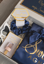 Prezenty dla świadków boxy prezentowe dla Świadkowej, prośba o świadkowanie  prezent dla druhny, pomysł na prezent dla świadkowej, Box prezentowy dla świadkowej z granatowym szlafrokiem, zestaw prezentowy dla druhny7