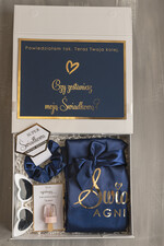 Prezenty dla świadków boxy prezentowy dla Świadkowej, prośba o świadkowanie  prezent dla druhny, pomysł na prezent dla świadkowej, Box prezentowy dla świadkowej z granatowym szlafrokiem, zestaw prezentowy dla druhny1