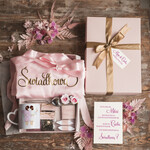 Prezenty dla świadków boxy prezentowy dla Świadkowej, prośba o świadkowanie  Szlafrok dla Świadkowej ze złotym Napisem - Prośba o Świadkowanie Kubek Serduszko i zaparzacz0