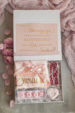 Prezenty dla świadków boxy prezentowy dla Świadkowej, prośba o świadkowanie  Szlafrok Dla Świadkowej Ze Złotym Napisem - Prośba o Świadkowanie Box Prezentowy, prezent dla świadkowej w białym pudełku, Imię świadkowej na pudełku 1